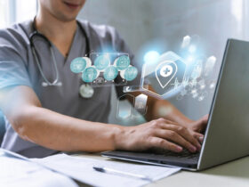 Medico utilizando portatil con tecnologia innovadora