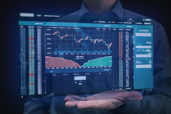 Hombre mostrando metricas de trading en holeograma