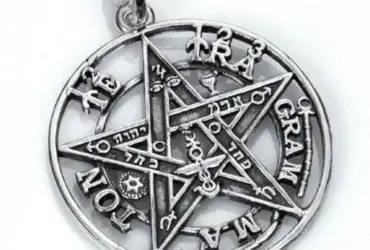 Descubre qué es y para qué sirve el Tetragrámaton: una guía completa Tetragramaton colgante