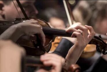 Descubre la evolución de la música clásica moderna: Una fusión de tradición y vanguardia Violinistas tocando