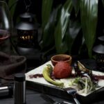 Mesa oscura con vino y productos gourmet
