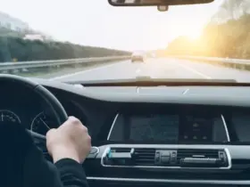 Disfruta de la carretera en plenitud con los mejores servicios de la automoción Vision de las manos de persona conduciendo un coche