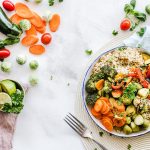 Plato de comida saludable con frutas y verduras frescas