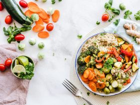Plato de comida saludable con frutas y verduras frescas