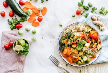 Hábitos saludables que puedes incorporar a tu rutina sin esfuerzo Plato de comida saludable con frutas y verduras frescas