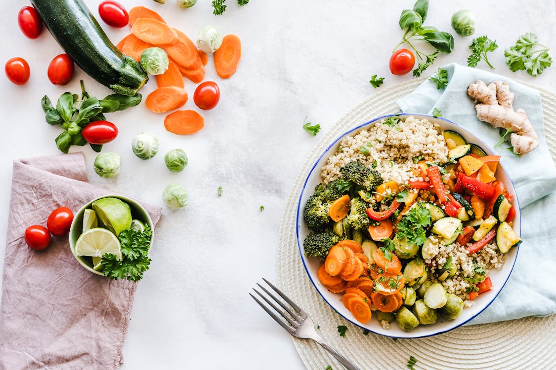 Plato de comida saludable con frutas y verduras frescas