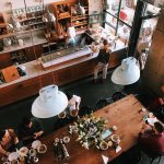 Tapas variadas servidas en un bar de Granada