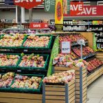 Cesta de la compra llena de productos frescos y de calidad en un supermercado