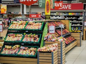 Cesta de la compra llena de productos frescos y de calidad en un supermercado