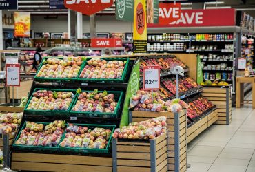 Cómo ahorrar en la cesta de la compra sin renunciar a la calidad Cesta de la compra llena de productos frescos y de calidad en un supermercado