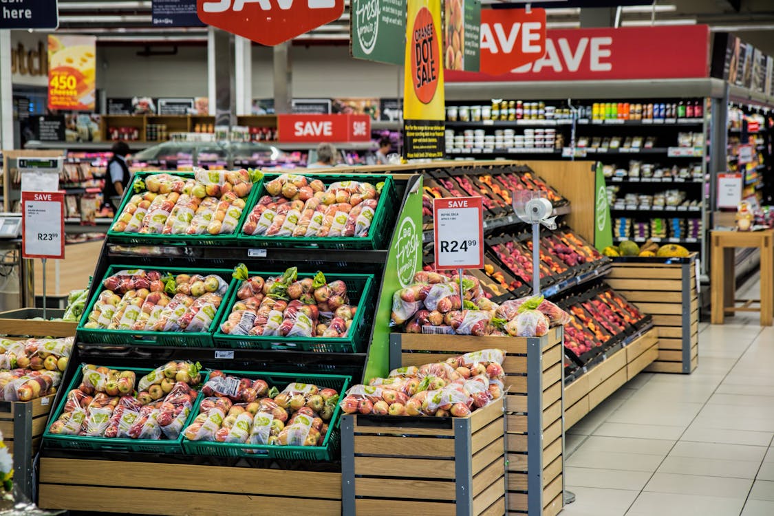 Cesta de la compra llena de productos frescos y de calidad en un supermercado