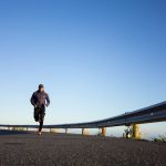 Persona corriendo por un parque al amanecer