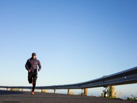 Persona corriendo por un parque al amanecer