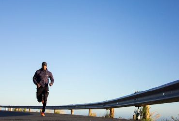 Guía práctica para empezar a correr desde cero en 2026 Persona corriendo por un parque al amanecer