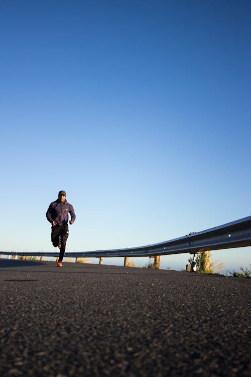 Persona corriendo por un parque al amanecer
