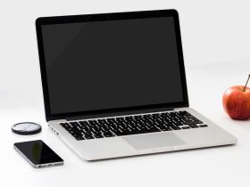 Portátil abierto sobre un escritorio listo para trabajar