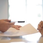 Profesional negociando su salario en una reunión de trabajo