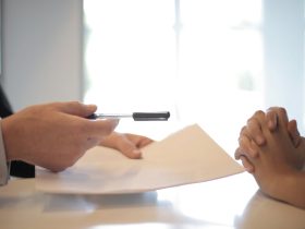 Profesional negociando su salario en una reunión de trabajo