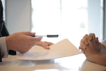 Cómo negociar tu salario con éxito: estrategias que realmente funcionan Profesional negociando su salario en una reunión de trabajo