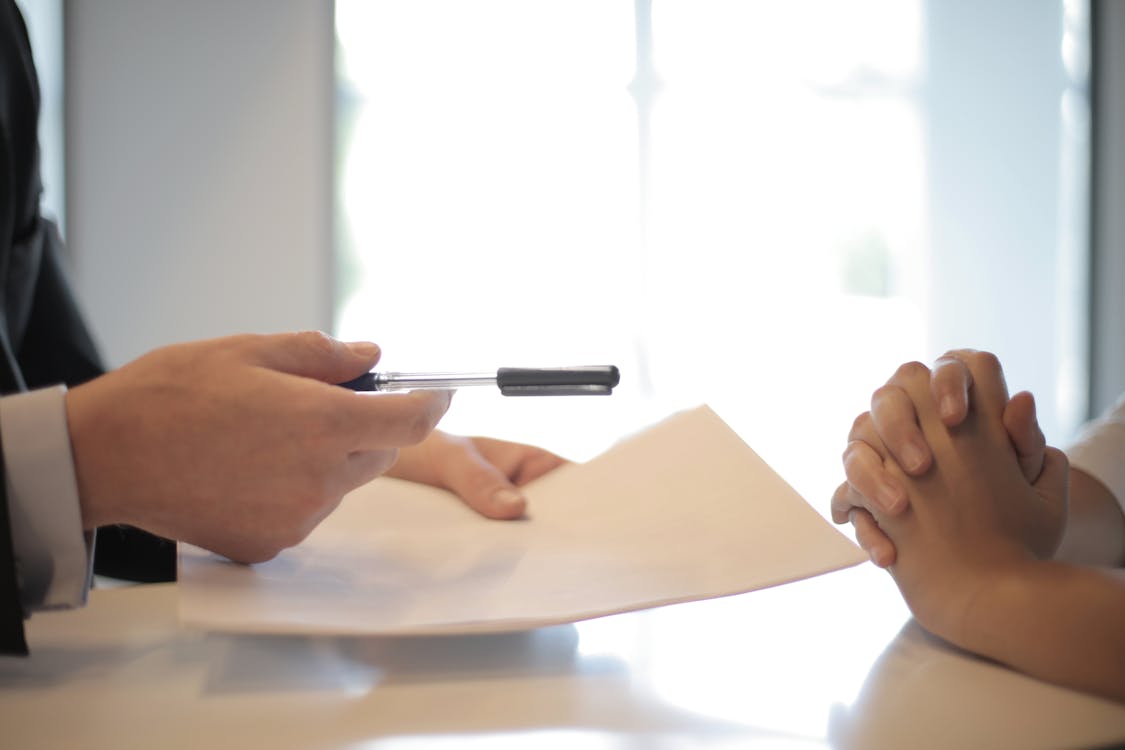 Profesional negociando su salario en una reunión de trabajo