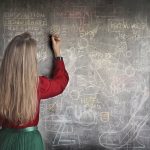 Estudiante aplicando técnicas de estudio efectivas con libros y apuntes