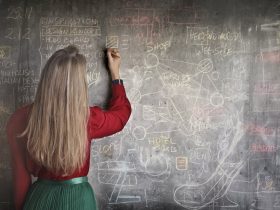Estudiante aplicando técnicas de estudio efectivas con libros y apuntes