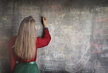 Técnicas de estudio efectivas respaldadas por la ciencia para mejorar tu rendimiento académico Estudiante aplicando técnicas de estudio efectivas con libros y apuntes