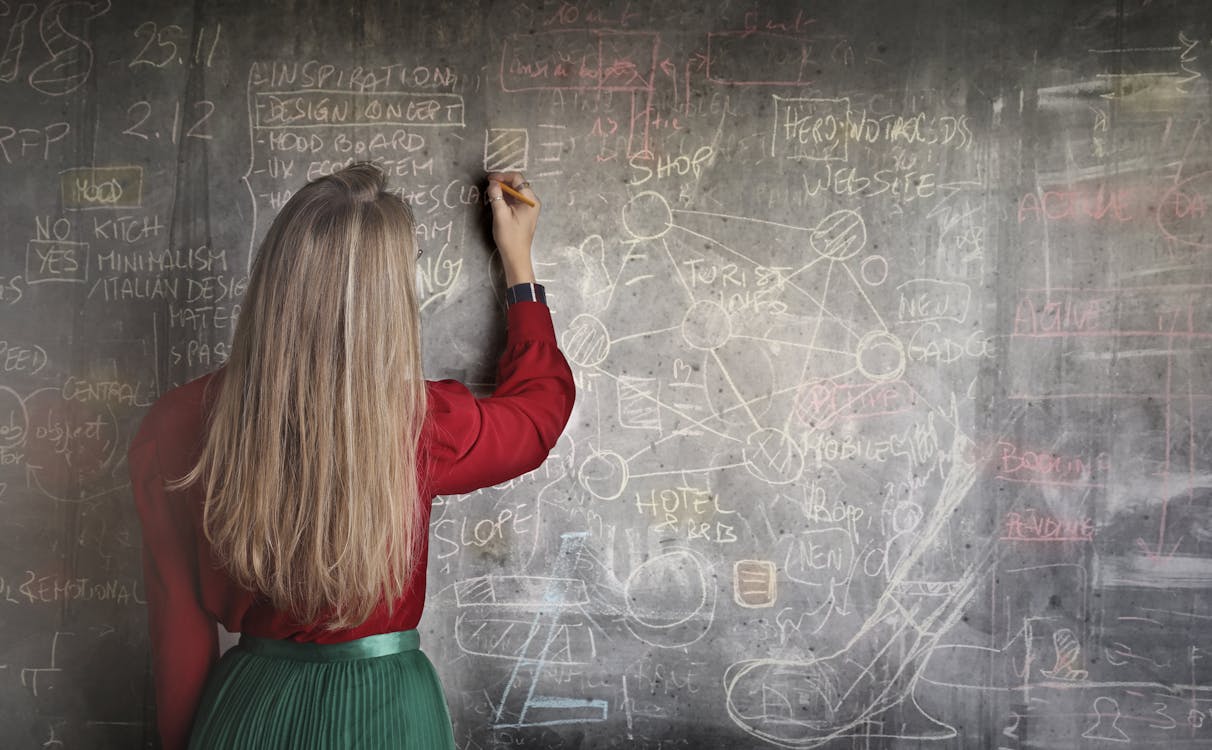 Técnicas de estudio efectivas respaldadas por la ciencia para mejorar tu rendimiento académico Estudiante aplicando técnicas de estudio efectivas con libros y apuntes