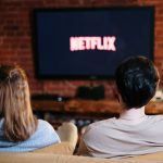 Familia disfrutando de una noche de cine en casa