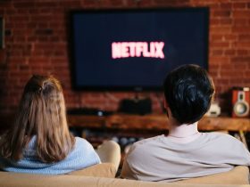 Las mejores series y películas para ver en familia en 2026 Familia disfrutando de una noche de cine en casa