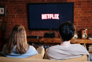 Las mejores series y películas para ver en familia en 2026 Familia disfrutando de una noche de cine en casa