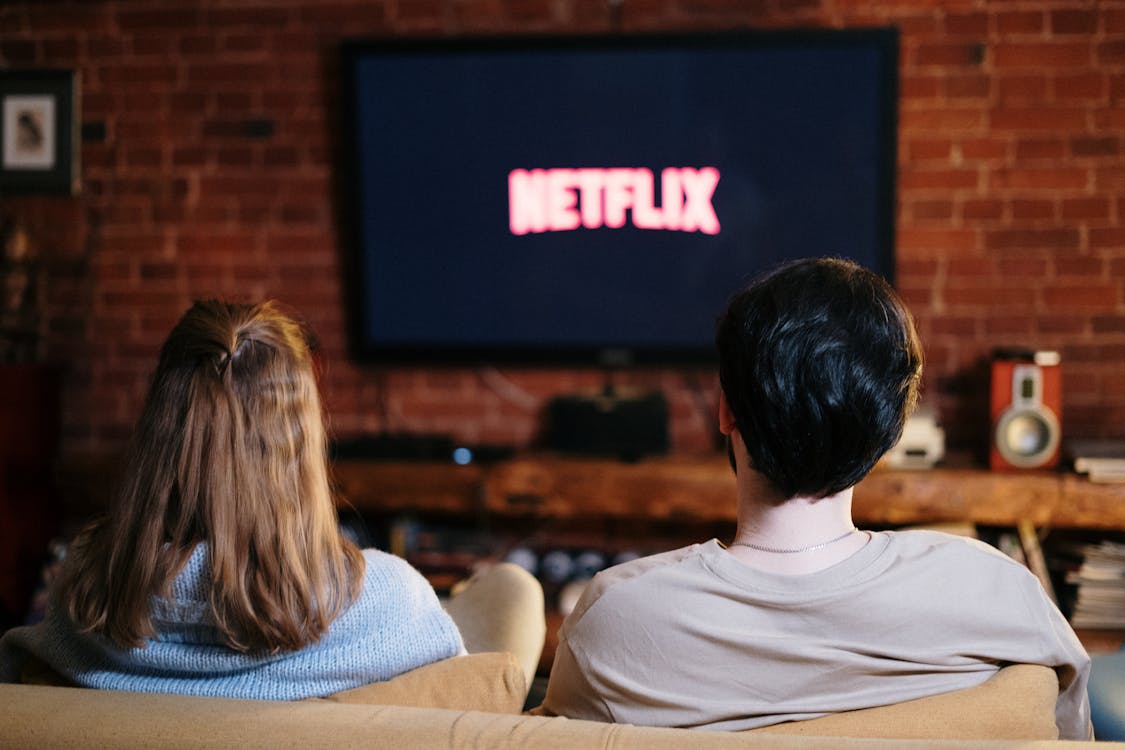 Las mejores series y películas para ver en familia en 2026 Familia disfrutando de una noche de cine en casa