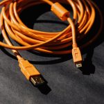 Dispositivos de domótica y hogar inteligente controlados desde un smartphone