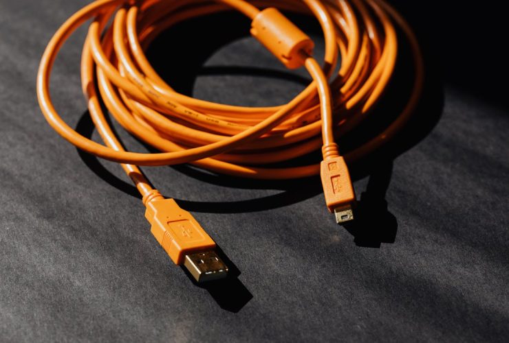 Dispositivos de domótica y hogar inteligente controlados desde un smartphone