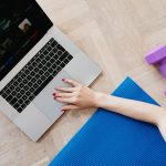 Persona trabajando con buena postura ergonómica en su escritorio en casa