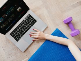 Persona trabajando con buena postura ergonómica en su escritorio en casa