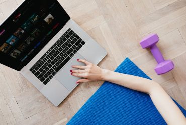 Cómo mejorar tu postura corporal trabajando desde casa Persona trabajando con buena postura ergonómica en su escritorio en casa