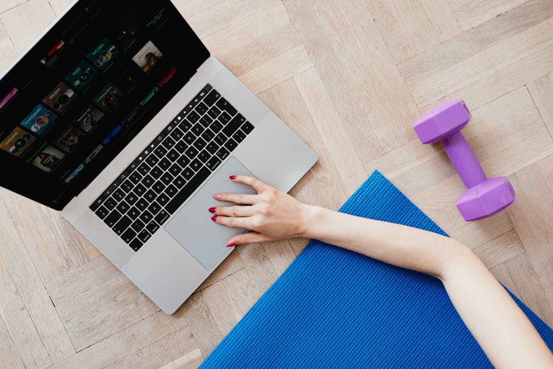 Persona trabajando con buena postura ergonómica en su escritorio en casa