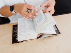 Persona estudiando idiomas con libros y auriculares en su escritorio