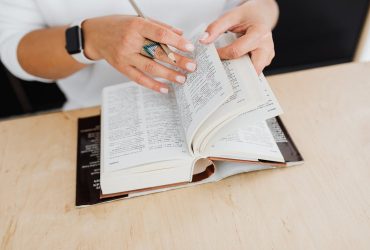 Aprender idiomas de forma autodidacta: métodos, recursos gratuitos y claves para no abandonar Persona estudiando idiomas con libros y auriculares en su escritorio