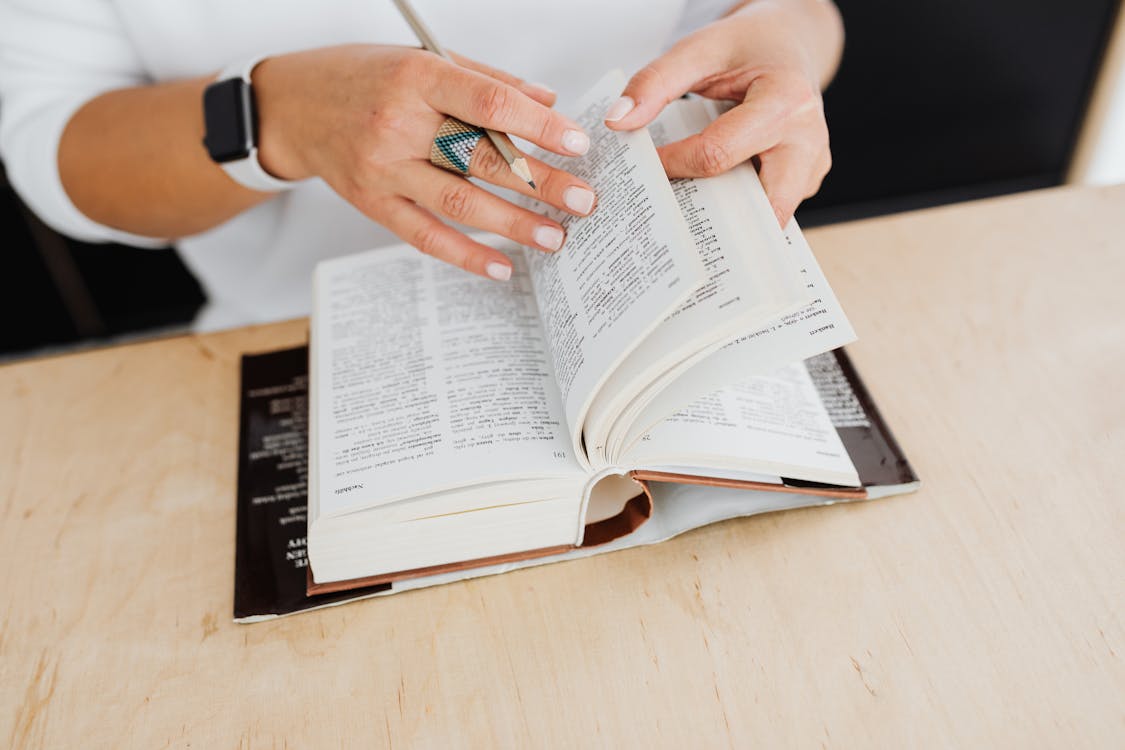 Aprender idiomas de forma autodidacta: métodos, recursos gratuitos y claves para no abandonar Persona estudiando idiomas con libros y auriculares en su escritorio