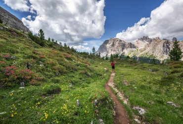 Rutas de senderismo cerca de Granada para todos los niveles Senderista en una ruta de montaña con paisaje natural