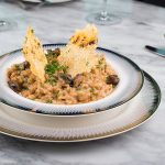 Plato de comida tradicional española con embutidos y huevos