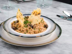 Plato de comida tradicional española con embutidos y huevos
