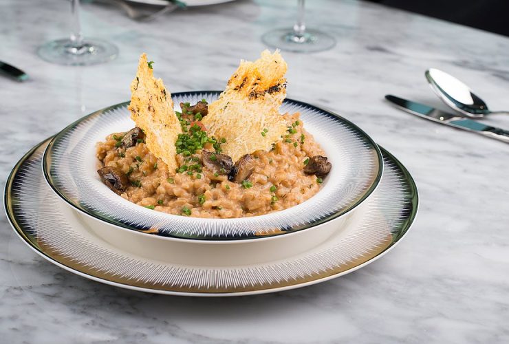Plato de comida tradicional española con embutidos y huevos