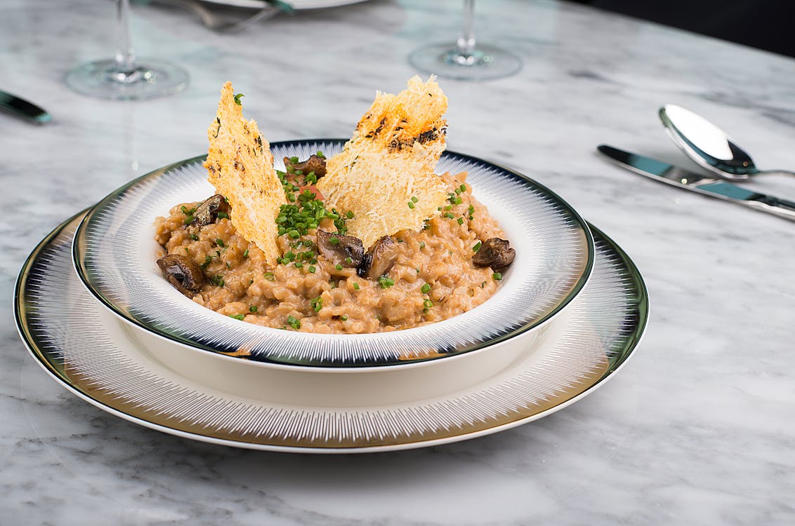 Plato de comida tradicional española con embutidos y huevos