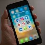 Smartphone mostrando aplicaciones de productividad y organización
