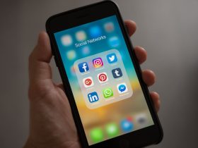 Smartphone mostrando aplicaciones de productividad y organización