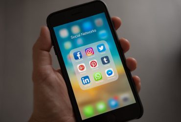 Smartphone mostrando aplicaciones de productividad y organización