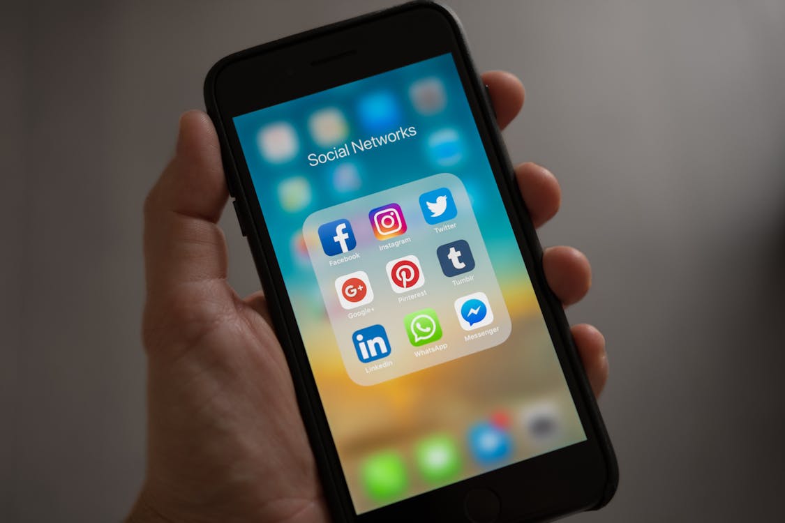 Las mejores aplicaciones gratuitas para organizar tu vida en 2026 Smartphone mostrando aplicaciones de productividad y organización